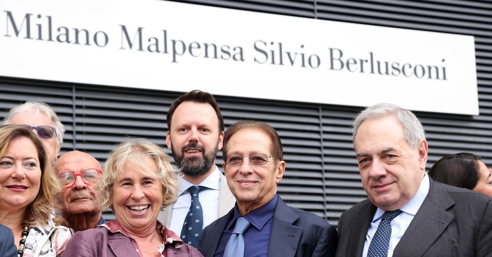 Aeroporto di Malpensa intitolato a Silvio Berlusconi. Marina: «Emozione e orgoglio» Aeroporto di Malpensa intitolato a Silvio Berlusconi. Marina: «Emozione e orgoglio»