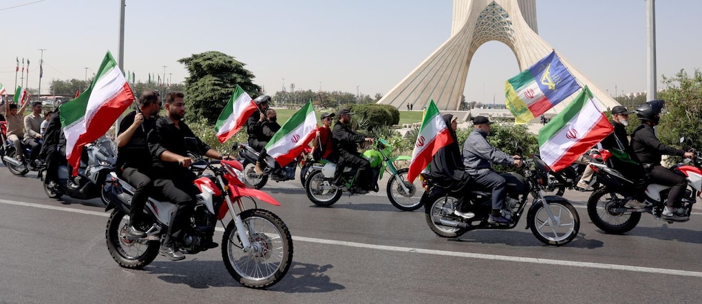  Alcuni motociclisti sfilano al fianco di membri delle forze armate iraniane appartenenti al corpo paramilitare Basij, parte del Corpo delle Guardie Rivoluzionarie Islamiche (IRGC), durante una manifestazione militare nota come gruppo Jan-Fada (“Sacrificati per l’Iran”), a Teheran, in Iran, 25 settembre 2026. Le tensioni tra Stati Uniti e Iran continuano nel contesto del conflitto in corso.  EPA/ABEDIN TAHERKENAREH EPA
