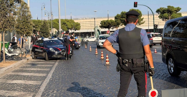 Carabinieri durante i controlli sulle strade (Imagoeconomica)