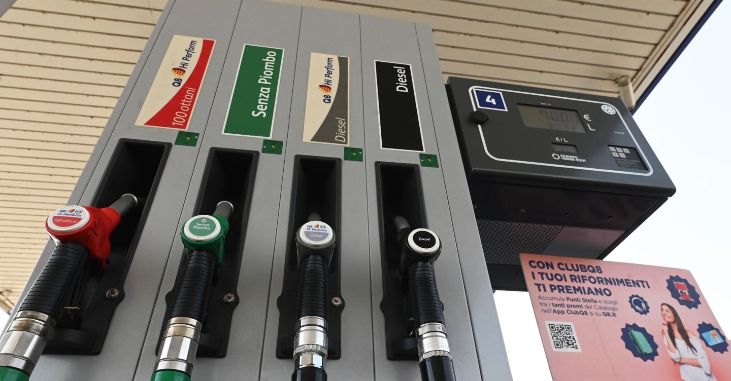 Carburanti, Urso e Pichetto convocano i raffinieri: chiesto aumento produzione