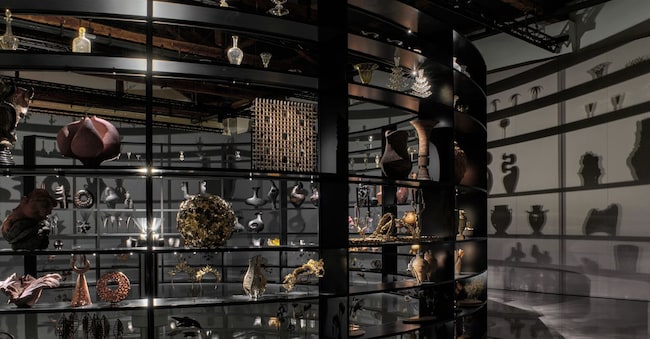 In foto An Alphabet of Objects, lo spazio espositivo in cui Es Devlin utilizza la luce e l’ombra per raccontare le forme degli oggetti