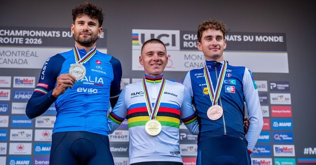Filippo Ganna (Italia), Remco Evenepoel (Belgio) e Paul Seixas (Francia) sul podio della cronometro maschile élite ai Campionati del mondo di ciclismo su strada UCI a Montreal, in Canada, il 20 settembre 2026.  EPA/EDOUARD DESROCHES EPA