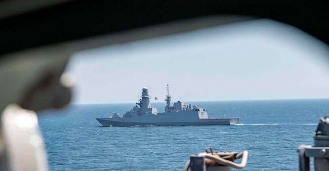 La fregata della Marina militare italiana Antonio Marceglia, impegnata nella missione Aspides. ANSA / U.S. Navy photo by Mass Communication Specialist Seaman Sawyer Connally  USS Carter Hall (LSD 50), Amhibi