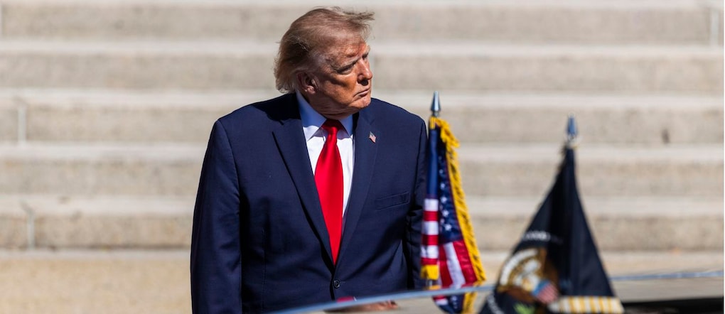  Il presidente degli Stati Uniti Donald Trump attende di accompagnare il presidente cinese Xi Jinping agli Archivi Nazionali a Washington, DC, Stati Uniti, il 25 settembre 2026. La visita di Stato di tre giorni del presidente Xi è la sua prima visita a Washington DC in 11 anni.  EPA/JIM LO SCALZO / POOL EPA