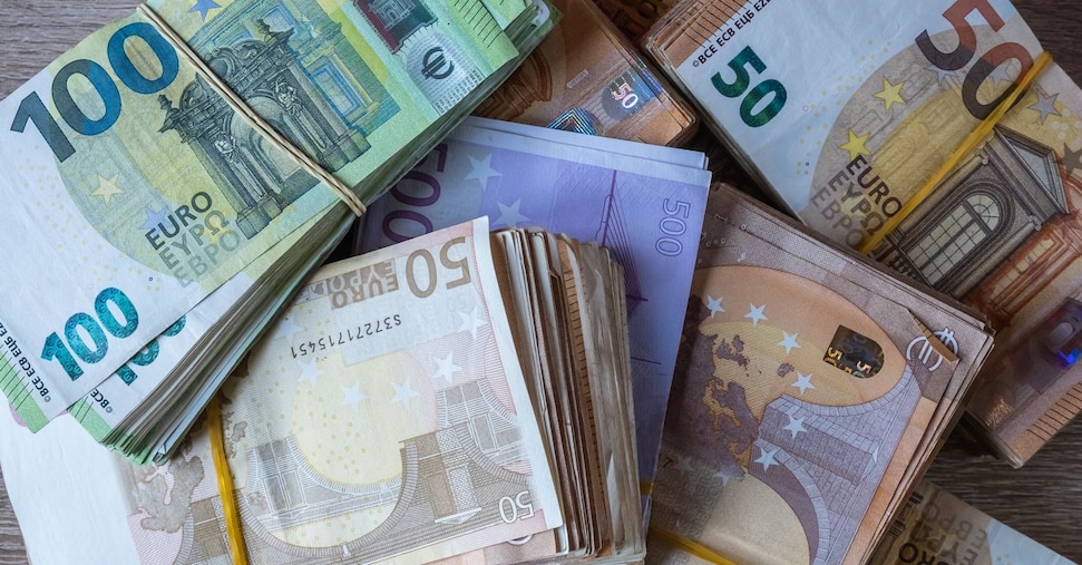 Il peso del contante resta ancora forte: 235 miliardi nel 2025