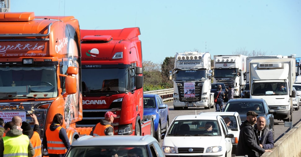 Caro carburanti, i tir minacciano lo sciopero