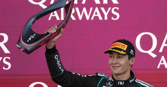 Il pilota britannico della Mercedes George Russell festeggia dopo aver vinto il Gran Premio di Formula 1 dell'Azerbaigian, a Baku, in Azerbaigian, sabato 26 settembre 2026. (Foto AP/Darko Bandic) APS