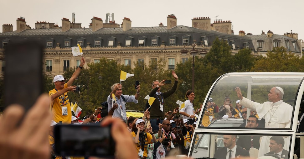 Il Papa ai francesi, «non nascondete la vostra fede»