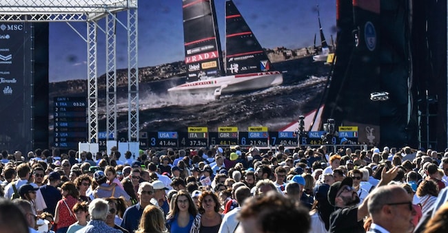 Folla assiste alla seconda giornata delle regate preliminari dell’America’ s Cup, Napoli, 26 settembre 2026. ANSA/CIRO FUSCO ANSA