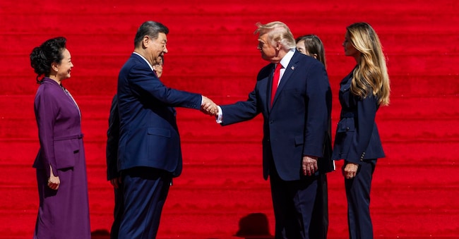 epaselect epa13263081 US President Donald Trump (C-R) shakes hands with Chinese President Xi Jinping (C-L) as US First Lady Melania Trump (R) and First Lady of China Peng Liyuan (L) look on outside the National Archives in Washington, DC, USA, 25 September 2026. President Xi's three-day state visit is his first to DC in 11 years.  EPA/JIM LO SCALZO / POOL EPA