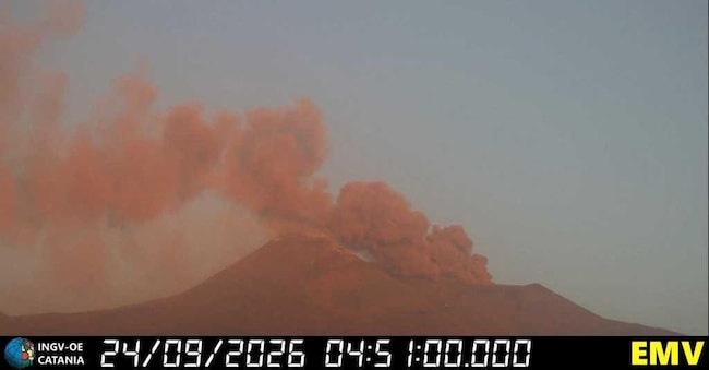 Emissione di cenere sull'Etna, nube eruttiva alta 4 chilometri, Catania, 24 settembre 2026. ANSA/INGV +++ NPK +++ ANSA