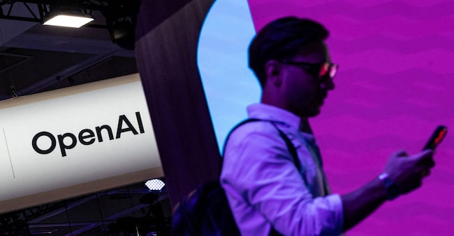 FOTO D'ARCHIVIO: Un uomo passa davanti allo stand di OpenAI al Moscone Center durante il summit tecnologico Dreamforce 2026 a San Francisco, California, Stati Uniti, il 17 settembre 2026. REUTERS/Carlos Barria/Foto d'archivio REUTERS