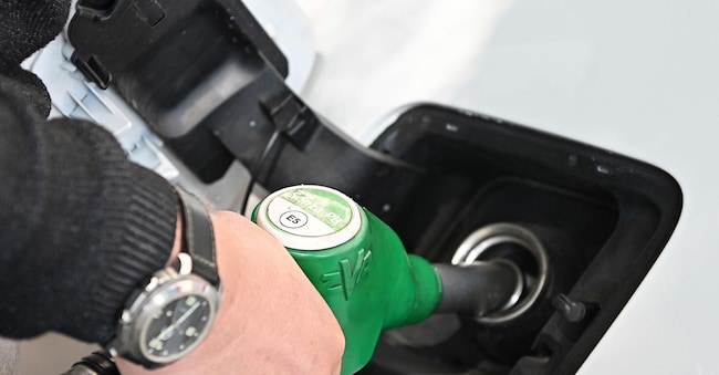 Un distributore di benzina dopo il dimezzamento del taglio delle accise (da 12,2 a 6,1 centesimi), Torino, 26 settembre 2026. ANSA/ ALESSANDRO DI MARCO (diesel, carburante) ANSA