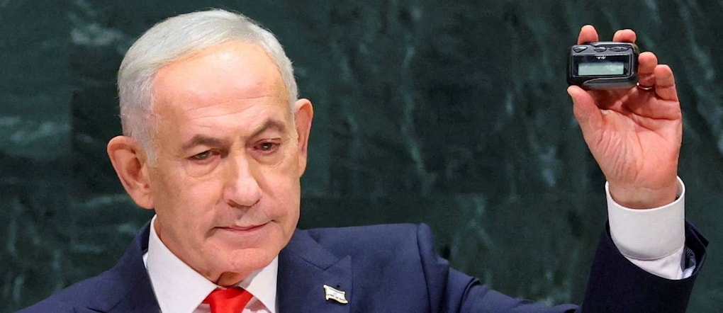 Il primo ministro israeliano Benjamin Netanyahu mostra un cercapersone mentre interviene all'81ª Assemblea Generale delle Nazioni Unite (UNGA) presso la sede dell'ONU a New York, Stati Uniti, il 24 settembre 2026.   REUTERS/Mike Segar REUTERS