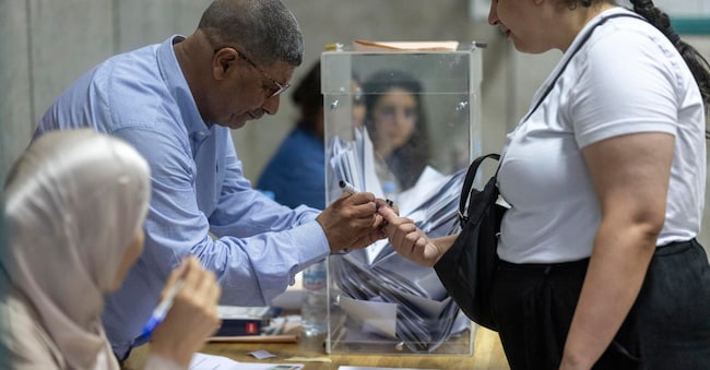 Un’elettrice al seggio per le elezioni del 2026 EPA