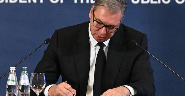 Il presidente serbo Aleksandar Vucic mentre firma le sue dimissioni dalla carica di presidente della Repubblica, per candidarsi alla carica di primo ministro, a Belgrado, Serbia, domenica 27 settembre 2026 (Ufficio stampa della presidenza serba via AP)