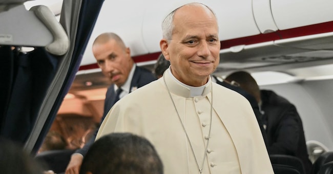 Papa Leone XIV parla ai giornalisti a bordo del volo da Metz, in Francia, a Roma, al termine della sua visita di quattro giorni in Francia, lunedì 28 settembre 2026. (Alberto Pizzoli/Pool Photo via AP)     Associated Press / LaPresse Solo Italia e Spagna APN