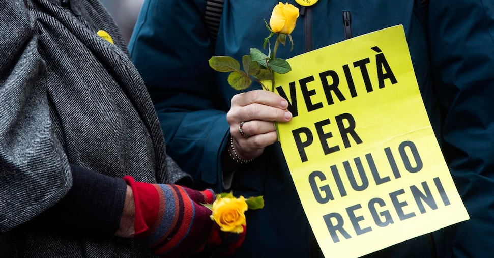 Regeni, cade l’accusa di omicidio: condannati tre agenti del servizio segreto egiziano. Un assolto Regeni, cade l’accusa di omicidio: condannati tre agenti del servizio segreto egiziano. Un assolto