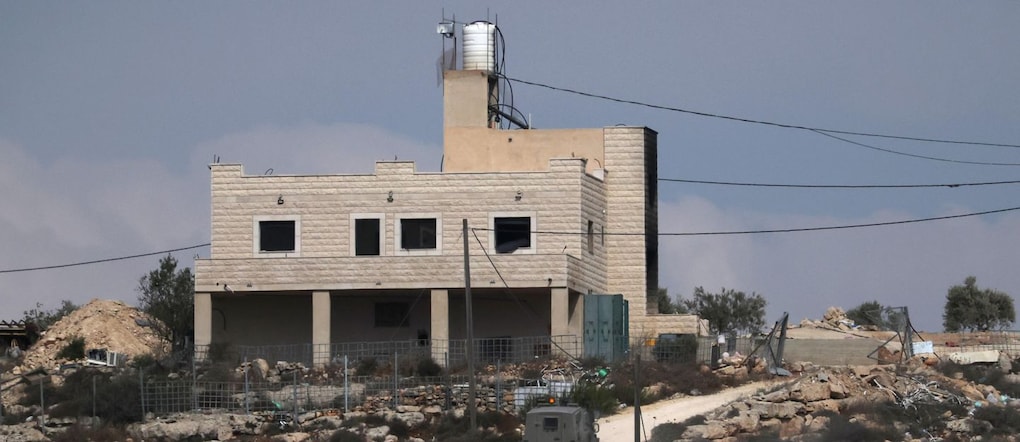 Veicoli militari israeliani pattugliano nei pressi delle abitazioni nel villaggio di Jalud, in Cisgiordania, a sud di Nablus, il 29 settembre 2026. Secondo l’agenzia di stampa palestinese Wafa, i coloni israeliani hanno attaccato il villaggio nelle prime ore del 29 settembre, appiccando il fuoco a due abitazioni appartenenti alla famiglia palestinese Tubasi e a diversi veicoli. La famiglia era già stata costretta ad abbandonare la proprietà a luglio, in seguito a mesi di vessazioni e ripetuti attacchi. EPA/ATEF SAFADI EPA