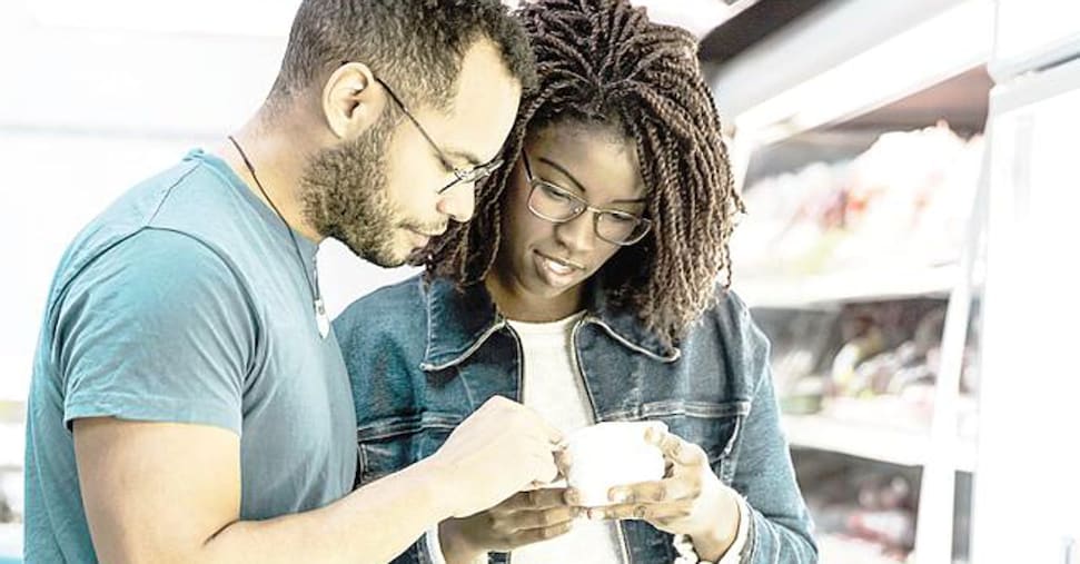Ecco cosa comprano le famiglie di immigrati al supermercato (spendendo più della media)