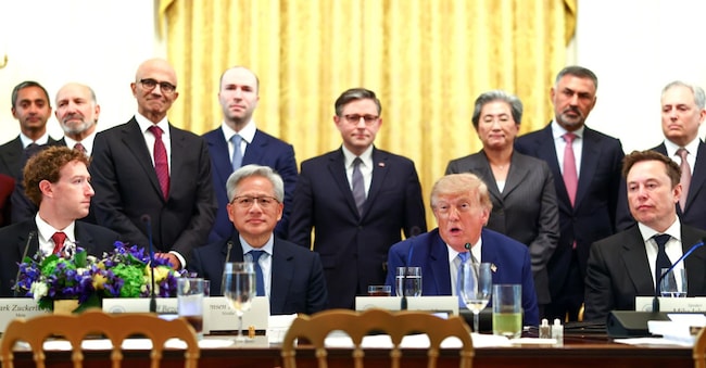 epa13271448 US President Donald Trump (front row, 2-R) speaks at a meeting and luncheon on super intelligence in the East Room of the White House alongside Facebook founder and Meta CEO Mark Zuckerberg (L), Nvidia President and CEO Jensen Huang (2-L), and Tesla and SpaceX CEO Elon Musk (R) in Washington, DC, USA, 29 September 2026. House Speaker Mike Johnson (rear-C) and other elected Republicans and tech executives also attended.  EPA/Tierney L. Cross / POOL EPA