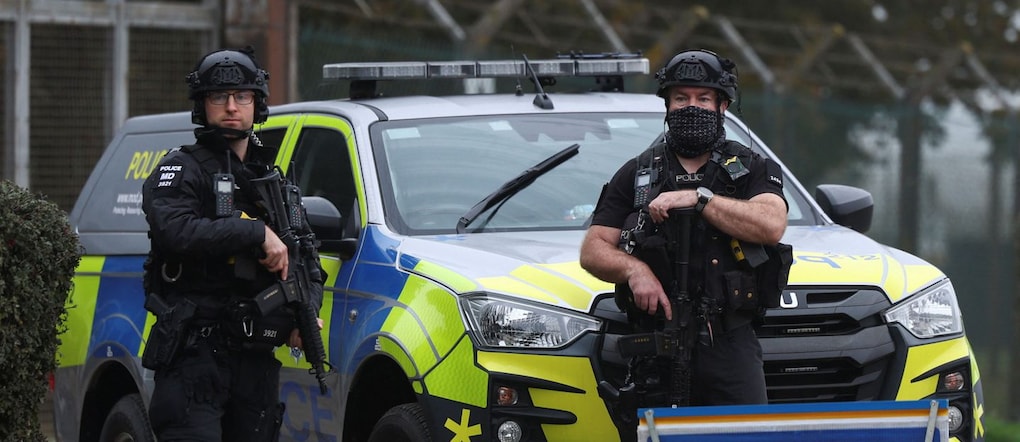 Gli agenti di polizia sorvegliano una zona mentre permangono i posti di blocco nei pressi della base aerea della RAF di Fairford, dopo che la polizia ha dichiarato lo stato di emergenza presso la base e ha arrestato diversi uomini con l’accusa di reati ai sensi della legge sugli esplosivi; gli arrestati sono stati successivamente rilasciati su cauzione, a Fairford, nel Gloucestershire, in Gran Bretagna, il 29 settembre 2026. REUTERS/Toby Shepheard REUTERS