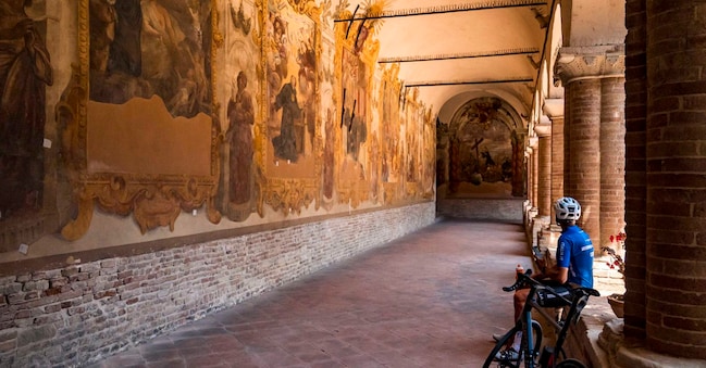 Il portico affrescato del chiostro della Basilica di San Nicola, che si trova a Tolentino, tappa della Ciclovia delle Abbazie