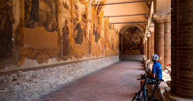 Il portico affrescato del chiostro della Basilica di San Nicola, che si trova a Tolentino, tappa della Ciclovia delle Abbazie