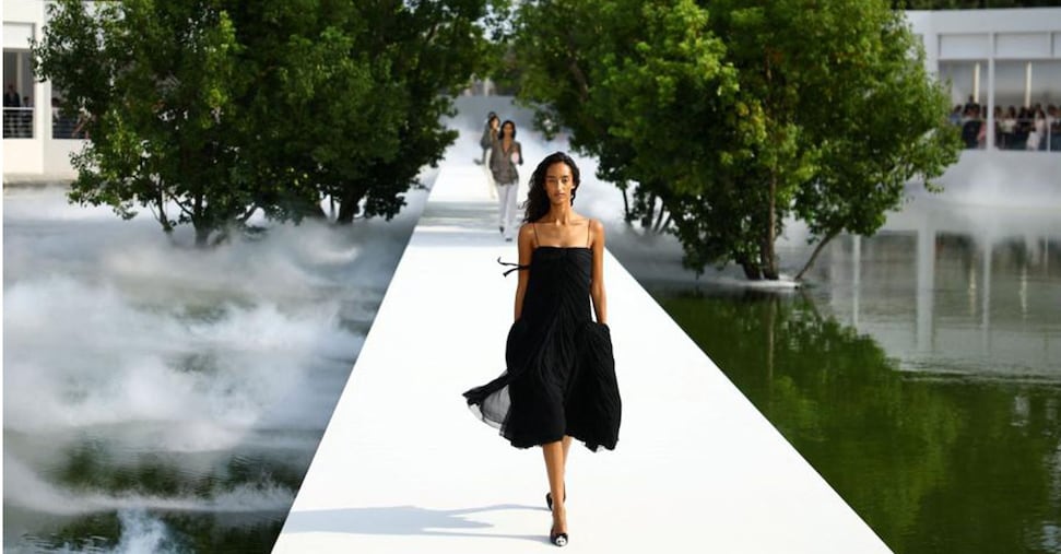 Il romanticismo moderno di Dior, cascate d’oro per Saint-Laurent Il romanticismo moderno di Dior, cascate d’oro per Saint-Laurent