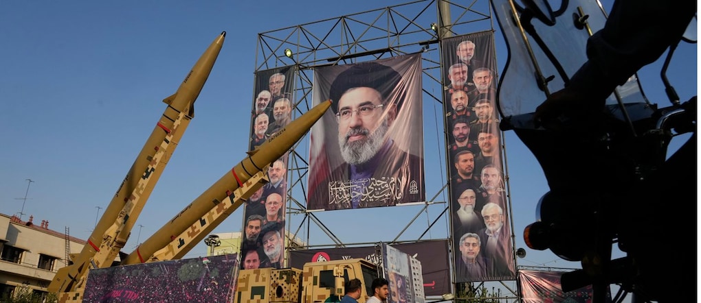 Missili balistici schierati a Teheran con il ritratto del Leader Supremo Ayatollah Mojtaba Khamenei APS