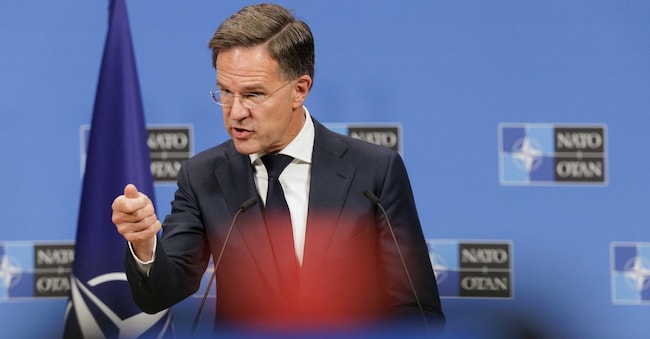 Il segretario generale della NATO Mark Rutte interviene durante una conferenza stampa congiunta con il primo ministro lituano Mindaugas Sinkevicius (non presente nella foto) presso la sede della NATO a Bruxelles, in Belgio, il 29 settembre 2026. EPA/OLIVIER MATTHYS EPA