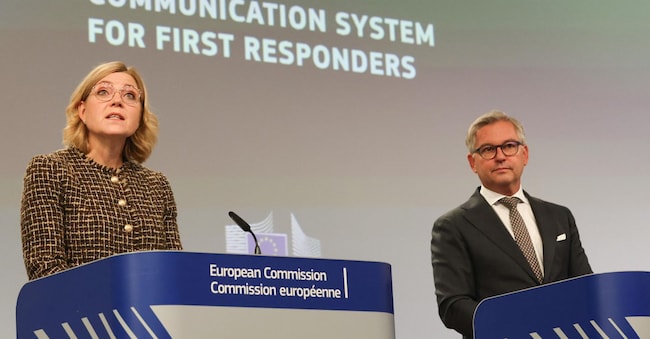 La vicepresidente esecutiva della Commissione europea per la sovranità tecnologica, la sicurezza e la democrazia, Henna Virkkunen, e il commissario europeo per gli Affari interni e la migrazione, Magnus Brunner (a destra).  EPA/OLIVIER HOSLET EPA