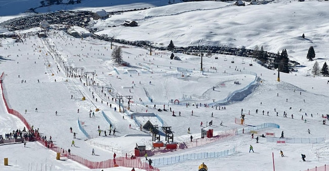 Sciatori sulle piste di Passo San Pellegrino, in Val di Fassa (Trentino). (ANSA)