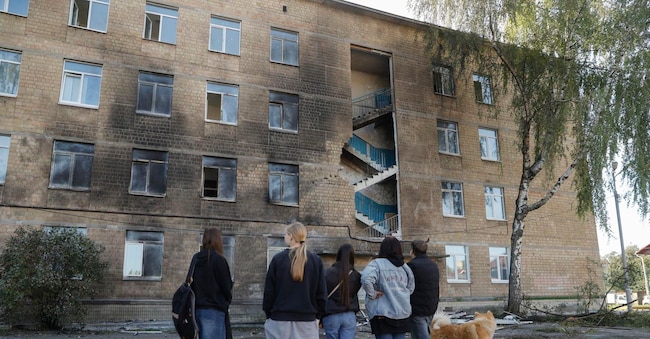 epa13274596 Alcuni bambini del posto si trovano vicino al luogo in cui un drone russo ha colpito un edificio scolastico in una zona residenziale di Kiev, in Ucraina, il 1° ottobre 2026, nel corso dell’invasione russa. Non sono state segnalate vittime né feriti nell’attacco, che ha provocato un incendio circoscritto, poiché gli studenti e il personale si erano riparati all’interno di un rifugio antiaereo durante l’attacco. EPA/SERGEY DOLZHENKO EPA