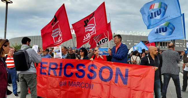 Il presidio dei lavoratori Ericsson davanti al Salone nautico contro i 131 licenziamenti decisi dall'azienda svedese nella sede di Genova, 01 ottobre 2026. ANSA/ LUCA ZENNARO ANSA