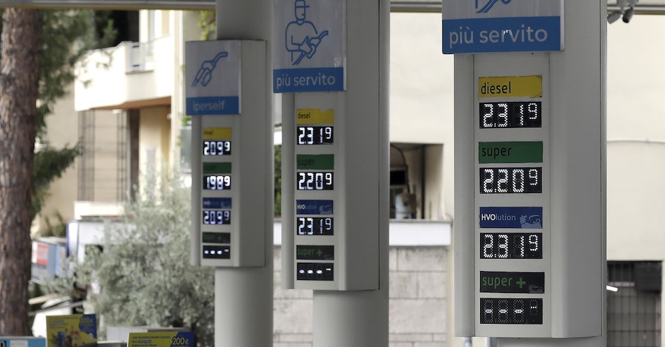 Carburanti, price cap e sconti progressivi: come funzionano le misure di Eni, Ip, Q8 e Tamoil Carburanti, price cap e sconti progressivi: come funzionano le misure di Eni, Ip, Q8 e Tamoil