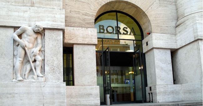 L’ingresso di Palazzo Mezzanotte sede della Borsa di Milano Italy Photo Press