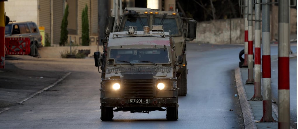  Veicoli militari israeliani attraversano la parte orientale di Nablus durante un’operazione di irruzione a seguito dell’ingresso di centinaia di coloni israeliani nella Tomba di Giuseppe, in Cisgiordania, nelle prime ore del 1° ottobre 2026. Secondo l’agenzia di stampa palestinese Wafa, i veicoli militari israeliani sono entrati nella parte orientale della città, hanno costretto i residenti ad abbandonare le abitazioni circostanti il sito e hanno utilizzato le case come postazioni militari.  EPA/ALAA BADARNEH EPA