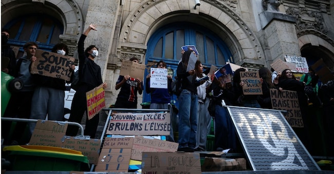 A Parigi, gli studenti delle scuole superiori francesi si radunano davanti al Liceo Voltaire nell’ambito delle proteste nazionali per chiedere l’assunzione di insegnanti supplenti, maggiori risorse e migliori condizioni di apprendimento, mentre oltre 400 scuole rimangono chiuse a seguito di giorni di proteste studentesche che in alcuni luoghi sono sfociate in episodi di violenza, Francia, 2 ottobre 2026. Lo slogan recita: «Salvate i licei, bruciate l’Eliseo».  REUTERS/Sarah Meyssonnier REUTERS