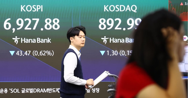 Uno schermo con dati finanziari nella sala operativa della Hana Bank a Seul, in Corea del Sud, 2 ottobre 2026, mostra l’indice di riferimento Korea Composite Stock Price Index in calo dello 0,62% rispetto alla seduta precedente, toccando un minimo intraday di 6.927,88 nelle prime fasi di negoziazione.  EPA