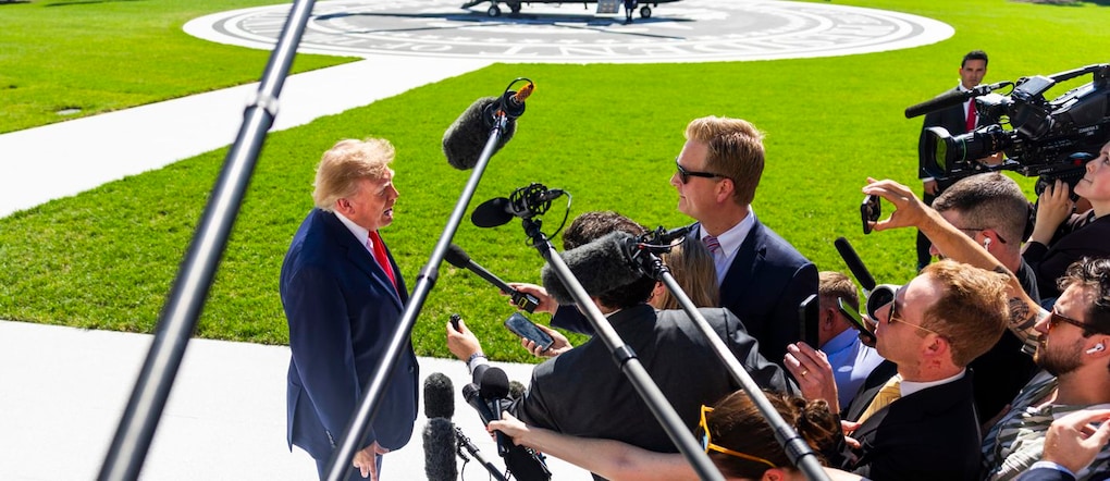 Il presidente Usa parla con i giornalisti EPA