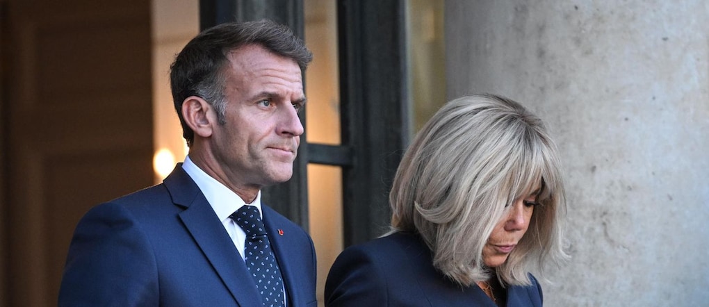 Il presidente francese Emmanuel Macron (a sinistra) e la first lady Brigitte Macron attendono l'arrivo del presidente argentino Javier Milei al Palazzo dell'Eliseo a Parigi, in Francia, il 1° ottobre 2026.  EPA/FIRAS ABDULLAH EPA