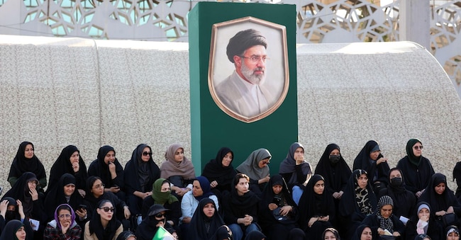 Donne iraniane sotto l’immagine del leader supremo, l’ayatollah Mojtaba Khamenei, presso il campo di addestramento militare Jan-Fada (Sacrificati per l’Iran),  a Teheran EPA/ABEDIN TAHERKENAREH