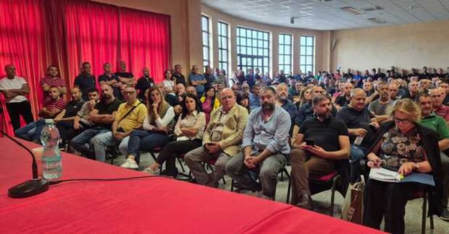 L’assemblea della filiera lattiero casearia a Tramatza (ANSA)