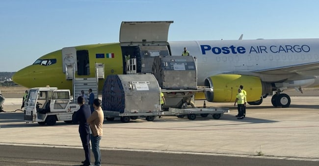 L’aero cargo Taranto Grottaglie con il logo di Poste Italiane