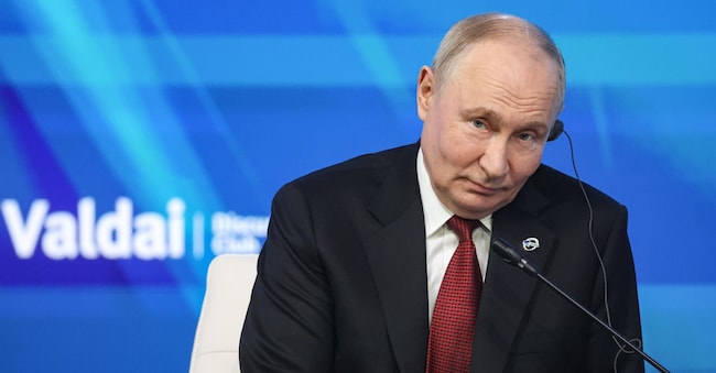  Il presidente russo Vladimir Putin partecipa alla sessione plenaria dal titolo “Responsabilità per il futuro: i limiti del possibile o le possibilità dell’infinito?” della 23ª riunione annuale del Valdai Discussion Club a Mosca, in Russia, il 1° ottobre 2026. L’incontro annuale del Valdai Discussion Club si svolge dal 28 settembre al 1° ottobre.  EPA/MAXIM SHIPENKOV EPA