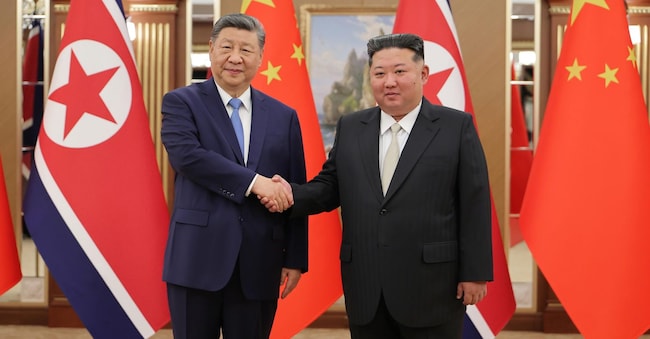 Il presidente cinese Xi Jinping (a sinistra) e il leader nordcoreano Kim Jong Un  EPA