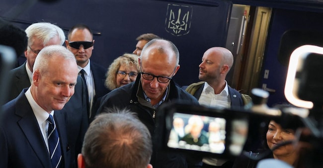Il ministro degli Esteri ucraino Andrii Sybiha accoglie il cancelliere tedesco Friedrich Merz e la ministra dell’Economia e dell’Energia Katherina Reiche a Kiev (REUTERS)