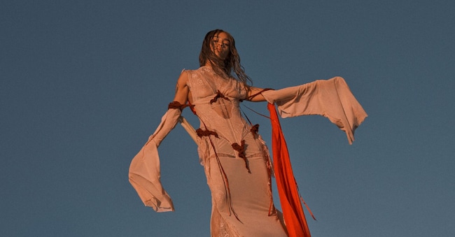 Kelsey Lu in un’immagine promozionale del brano “Running To Pain”, rilasciato a marzo 2026 come anticipo del suo secondo album “So Help Me God”, uscito il 12 giugno. ©Yumna Al-Arashi