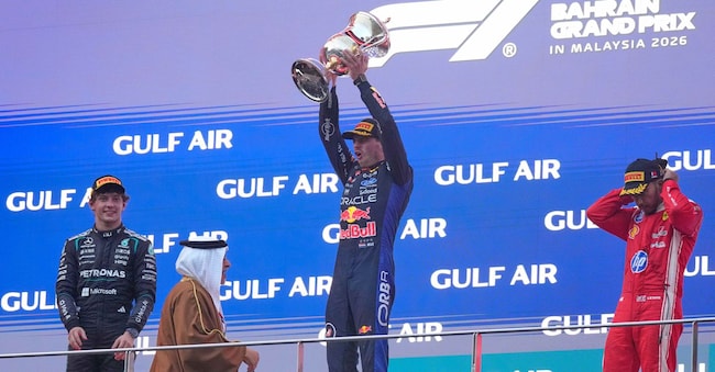 Il pilota olandese della Red Bull Max Verstappen festeggia sul podio affiancato dal pilota italiano della Mercedes Andrea Kimi Antonelli, secondo classificato (a sinistra), e dal pilota britannico della Ferrari Lewis Hamilton, terzo classificato APS